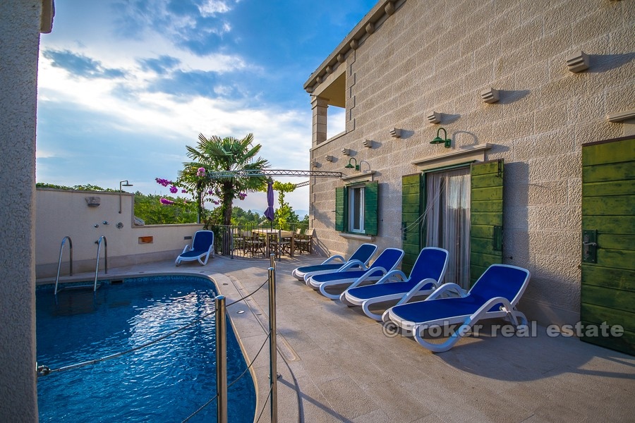 Maison en pierre avec piscine et vue panoramique, à vendre