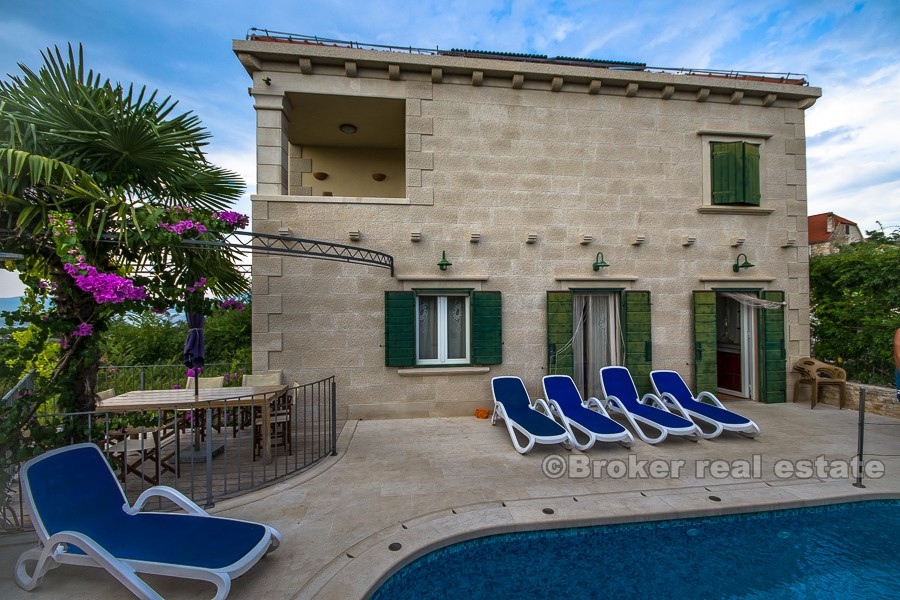 Maison en pierre avec piscine et vue panoramique, à vendre