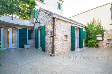 Stone house with swimming pool and panoramic view, for sale