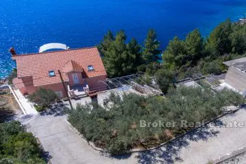 Detached house with sea view