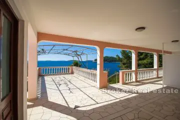 Detached house with sea view