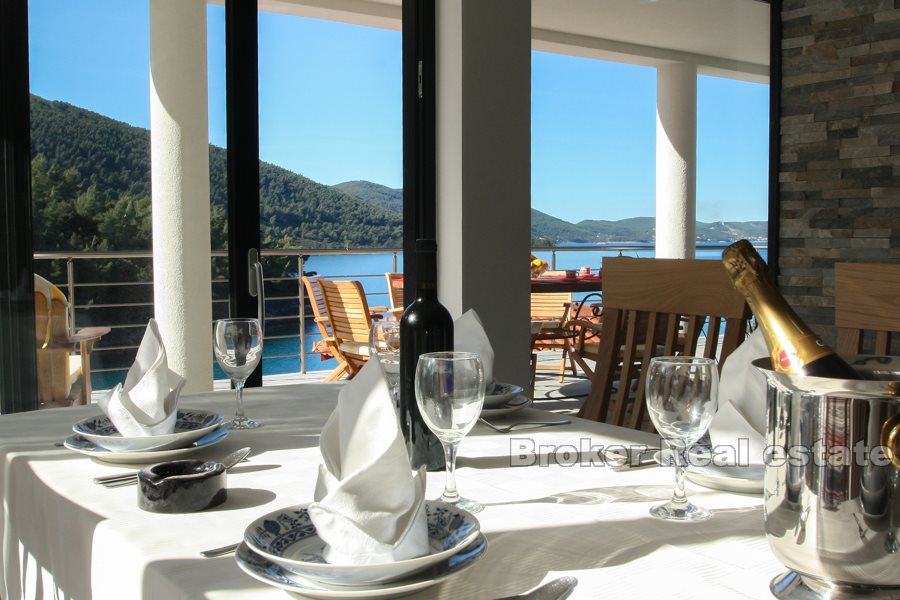 Luxuriöse und moderne Villa direkt am Meer