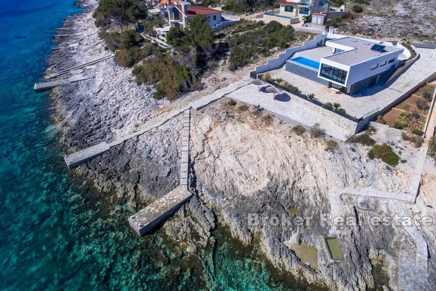 Nově postavená moderní a luxusní vila u moře