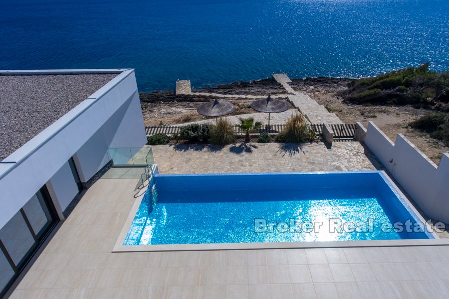 Newly built modern and luxurious villa by the sea