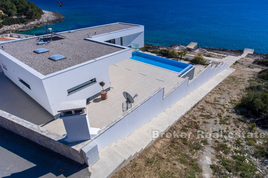 Neu gebaute moderne und luxuriöse Villa am Meer