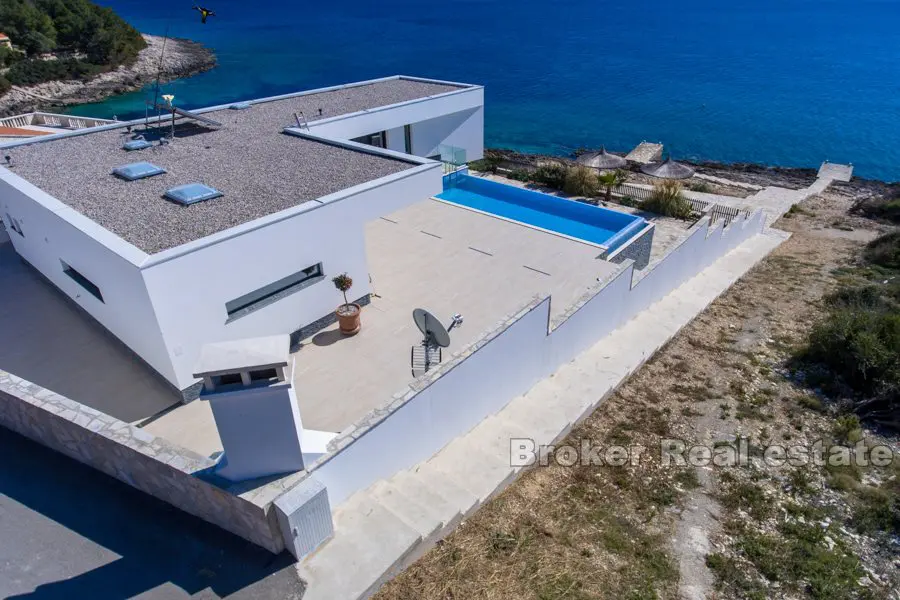 Nybyggd modern och lyxig villa vid havet