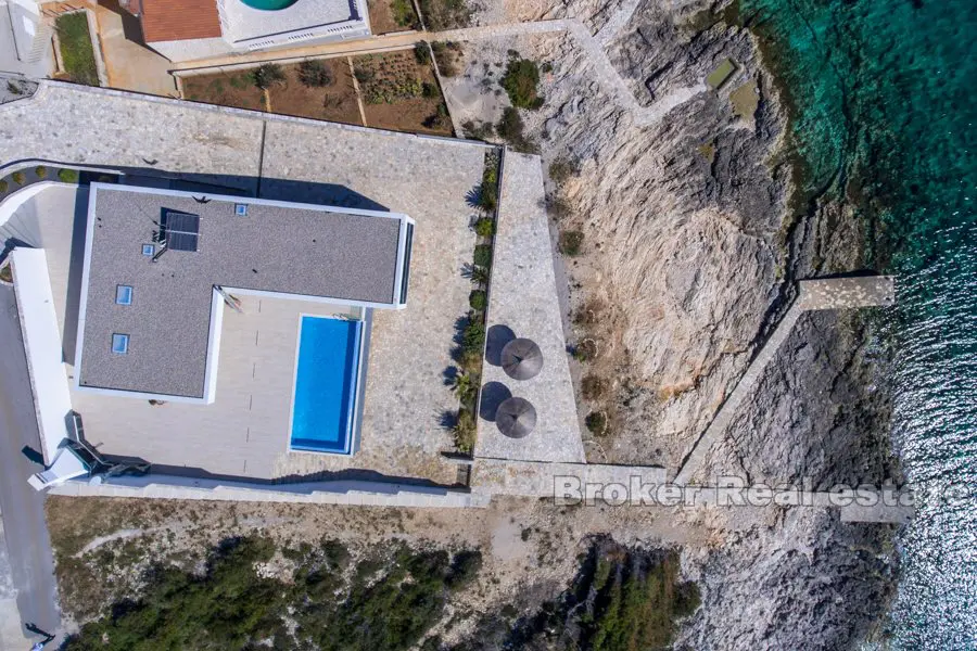 Nově postavená moderní a luxusní vila u moře
