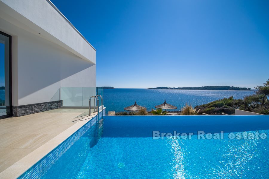 Neu gebaute moderne und luxuriöse Villa am Meer
