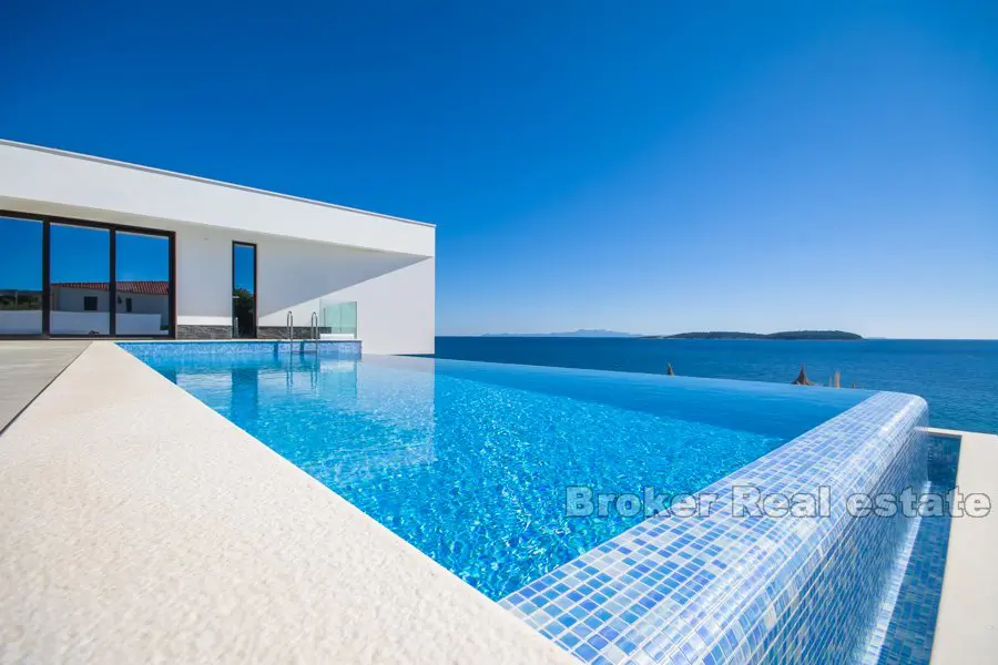 Villa moderne et luxueuse nouvellement construite en bord de mer