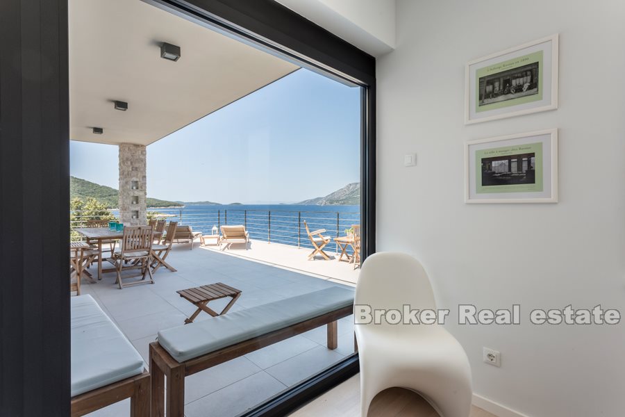 Magnificent luxury seafront villa