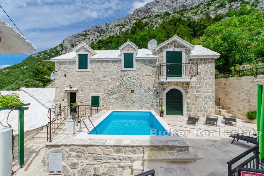 Maison en pierre rénovée avec piscine