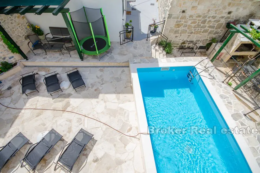 Maison en pierre rénovée avec piscine