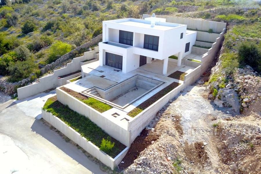 Luxury villa with large pool, for sale