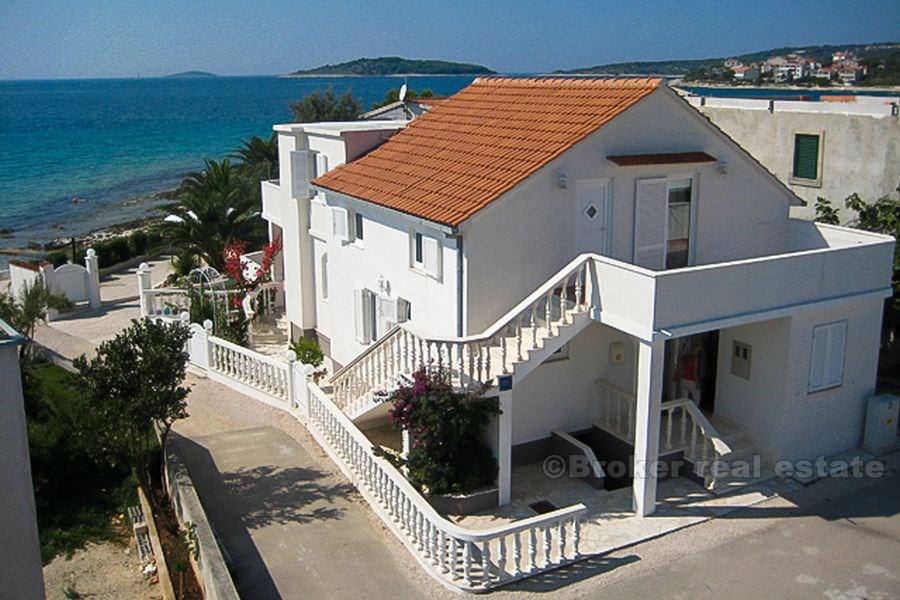 Belle villa au bord de la mer, à vendre