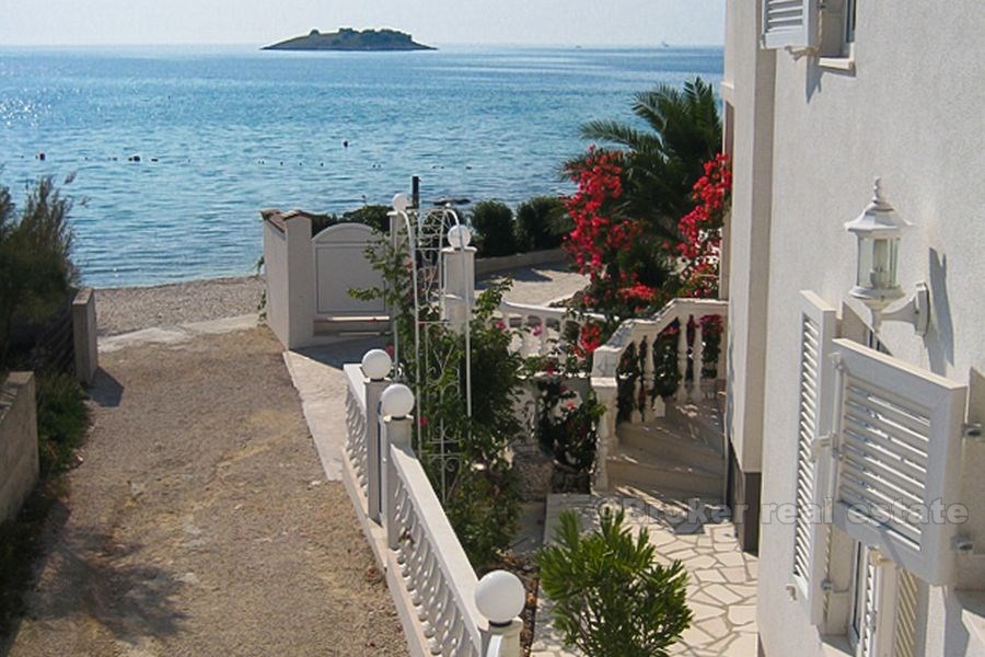 Attractive villa by the sea, for sale