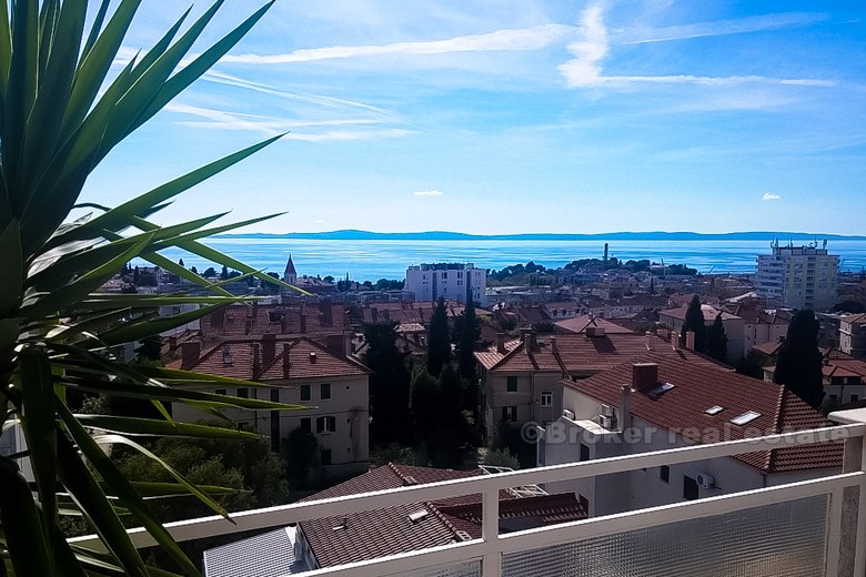 Takvåning, med utsikt över staden Split