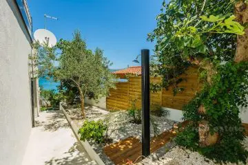 Villa by the sea, on 2 floors, for sale