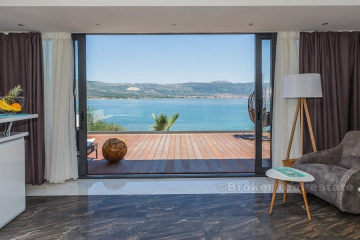 Villa by the sea, on 2 floors, for sale