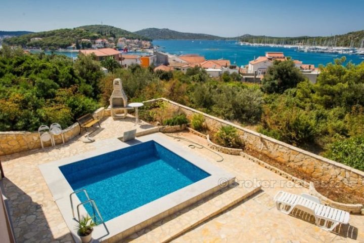 Beautifull and luxury villa 200m from the sea, for sale