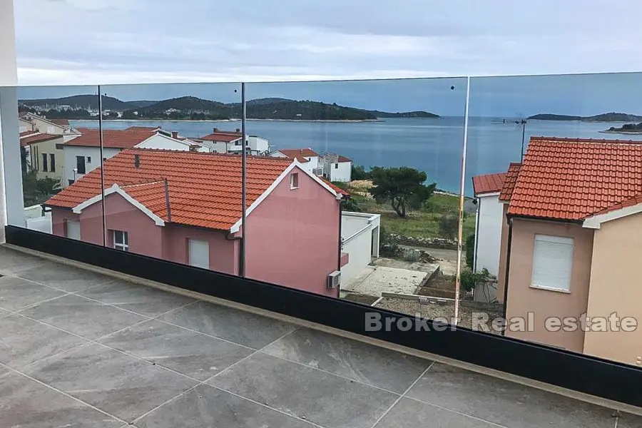 Neu gebaute Wohnungen, 130 m vom Meer entfernt, zu verkaufen
