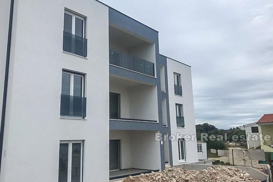 Neu gebaute Wohnungen, 130 m vom Meer entfernt, zu verkaufen