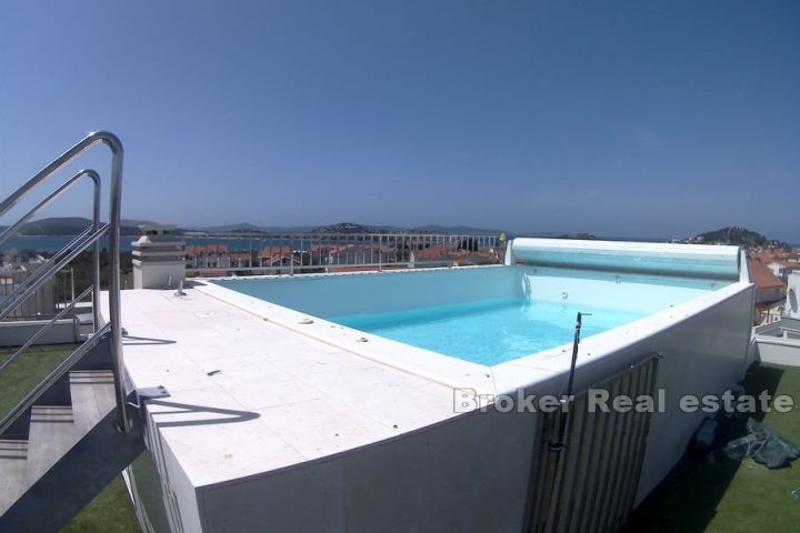 Penthouse with pool and sea view