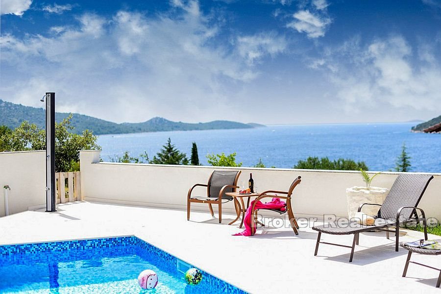 Villa avec piscine et vue mer