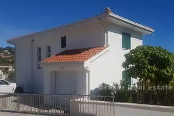 Villa in the first row to the sea
