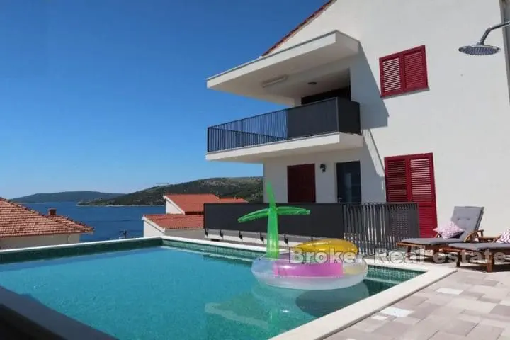 Apartment house with 2 pools and sea view