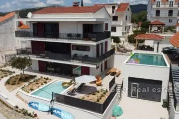 Apartment house with 2 pools and sea view