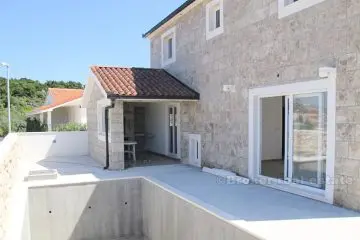 Villa with pool, 200m from the sea