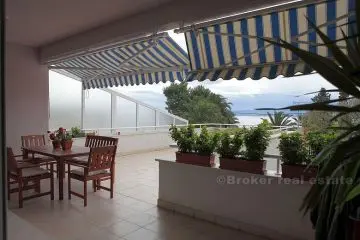 Luxuriously furnished apartment by the sea