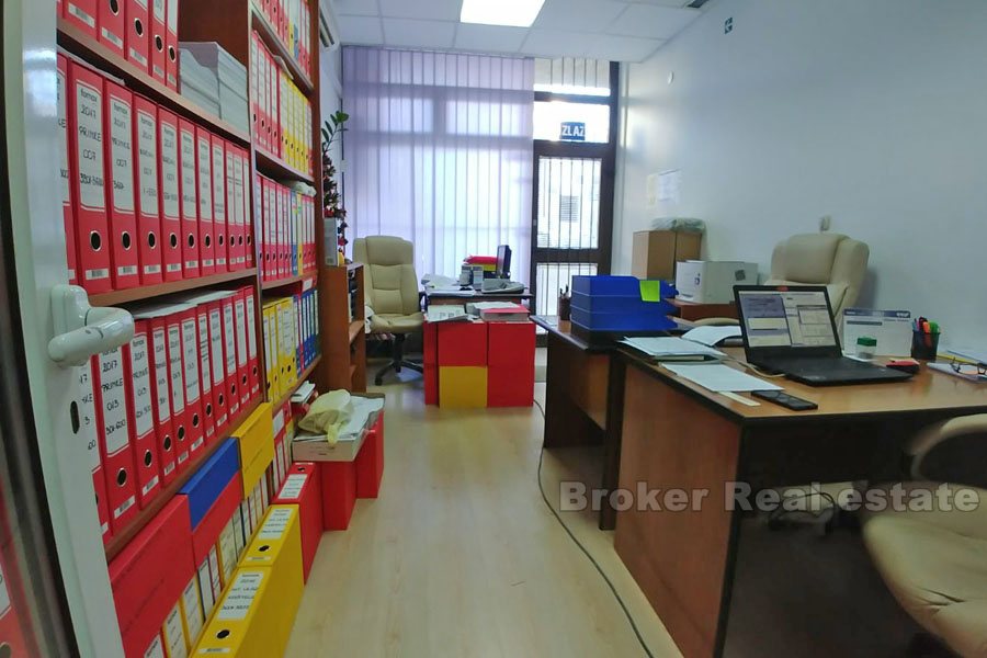 Bol, business space of 100m2 and 140m2 warehouse, for sale