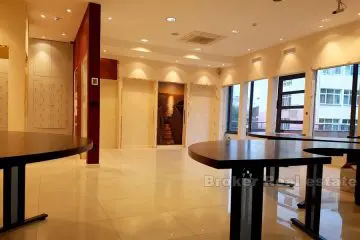 Bol, business space of 116m2 for rent