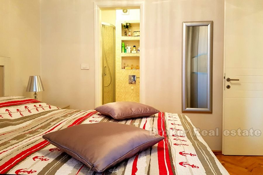 Bol, ristrutturato appartamento con due camere da letto in vendita