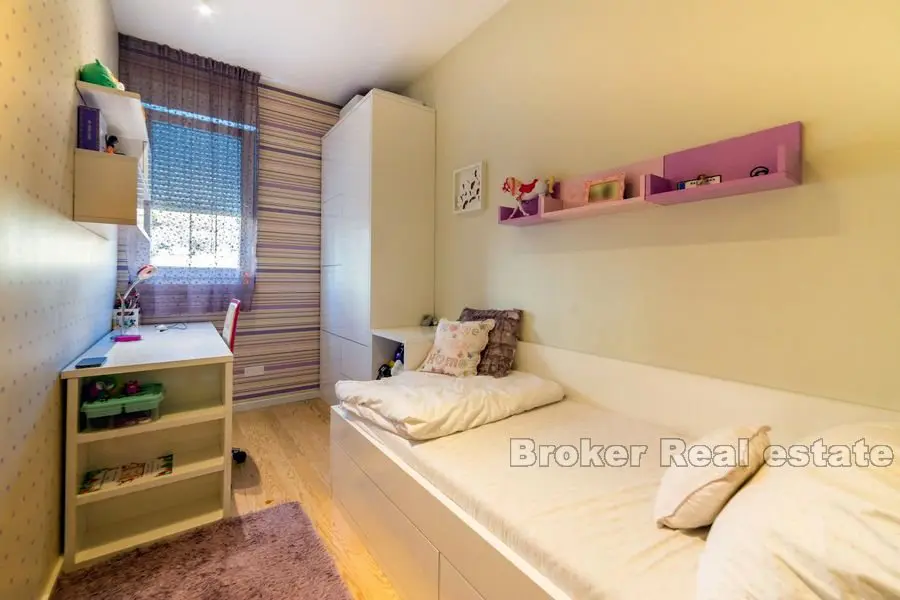 Znjan, moderno appartamento con tre camere da letto con vista mare