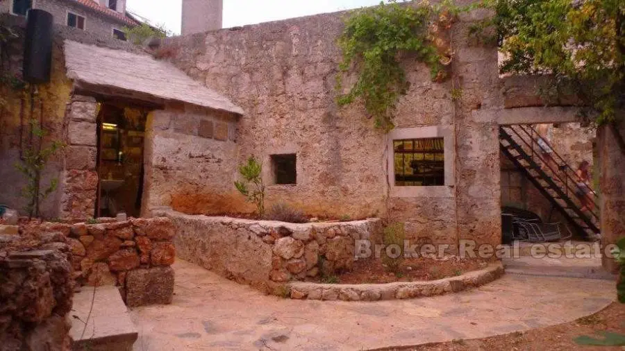 Ancienne maison en pierre rénovée, à vendre
