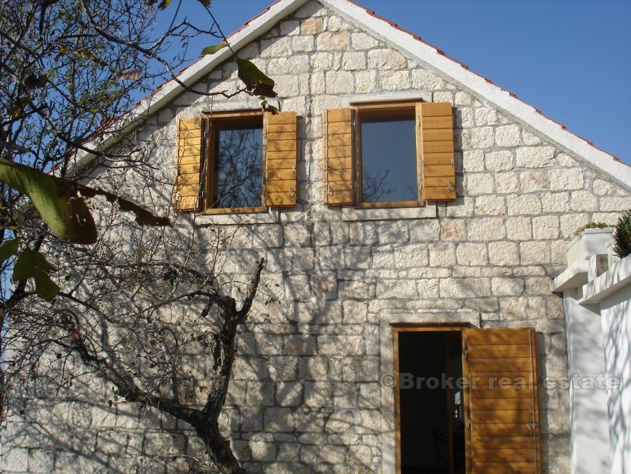Casa in pietra, ristrutturata, in vendita