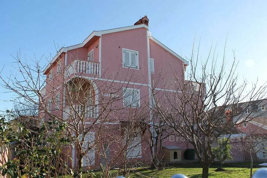 Villa med tre etasjer, til salgs