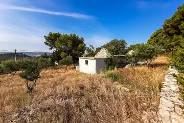 Bigger land with ruin, sea view, for sale