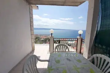 Beautiful three-room apartment with a sea view