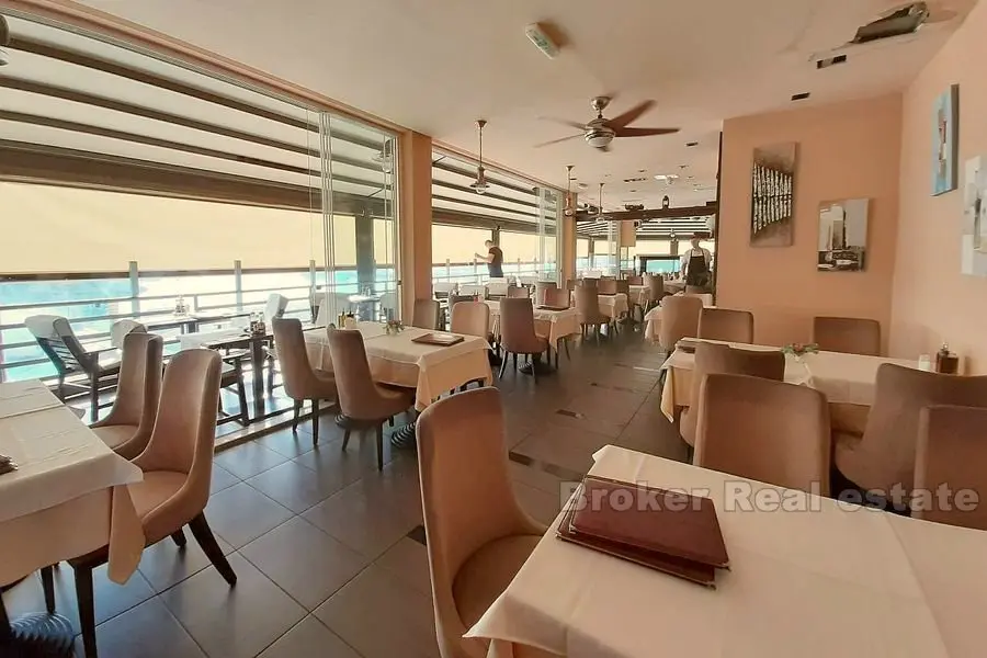 Restaurant og luksuriøse rom i første rad ved sjøen