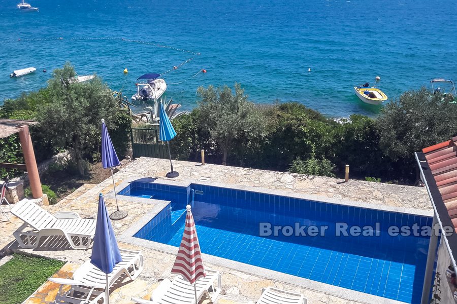Charming house with pool, seafront