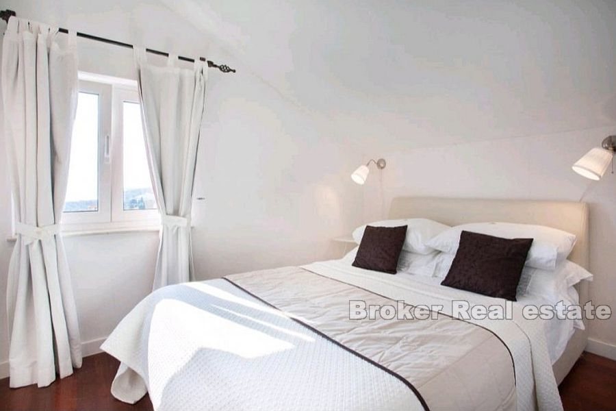 Appartamento con due camere da letto modernamente decorato