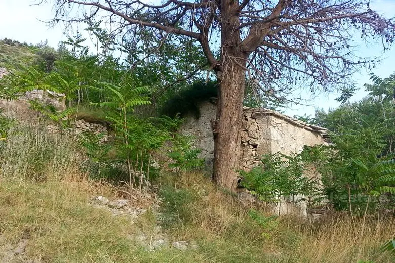 Demolirana kamena kuća, na prodaju