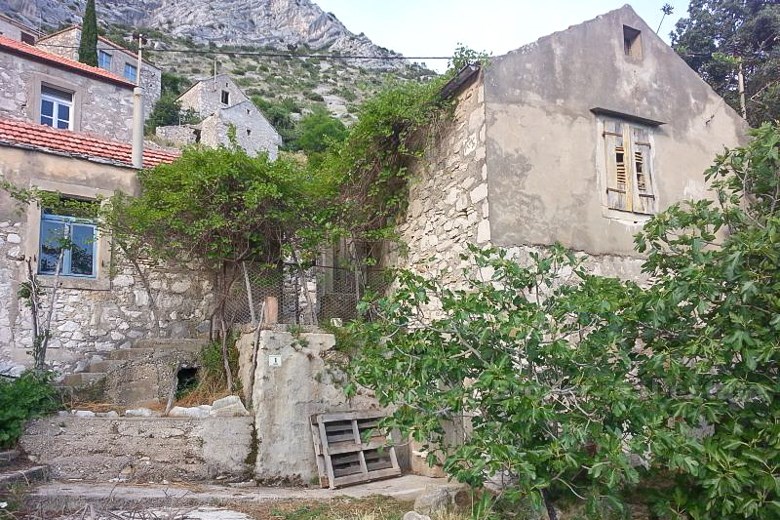 Tre case in pietra, in vendita