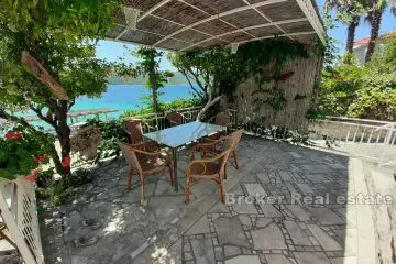 Restaurant in first row to the sea