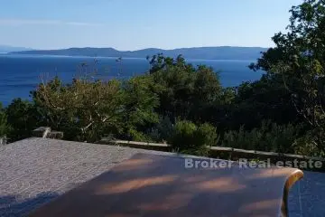 Three bedroom apartment with garden and sea view