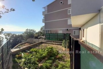 Three bedroom apartment with garden and sea view