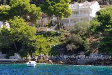 Detached apartment house in the first row by the sea